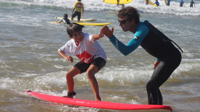  Un instructor cualificado te enseñará sus conocimientos durante esta clase de surf 