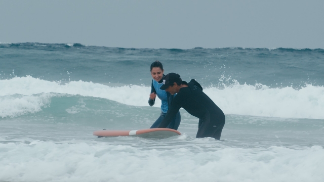  Un instructor cualificado te enseñará sus conocimientos durante esta clase de surf 