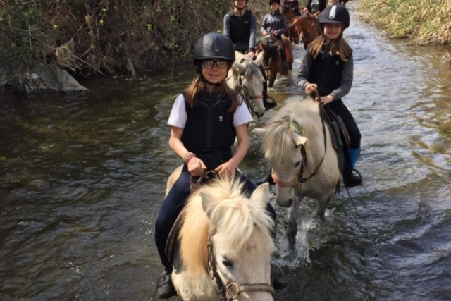  Pbaños a caballo para todos en Córcega