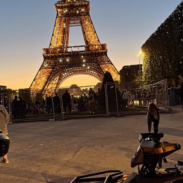 La Torre Eiffel al atardecer 
