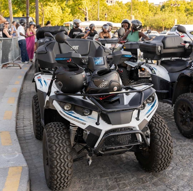  Maneja por las calles parisinas.