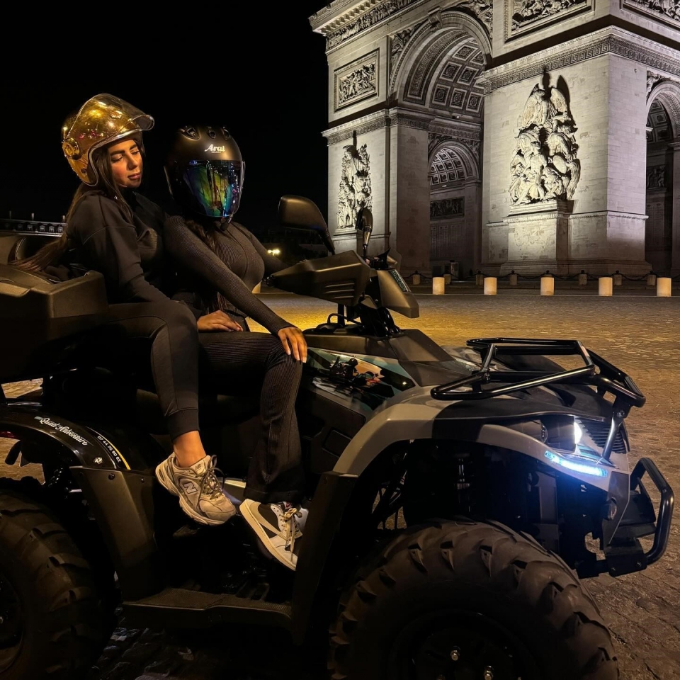 Frente al Arco de Triunfo 