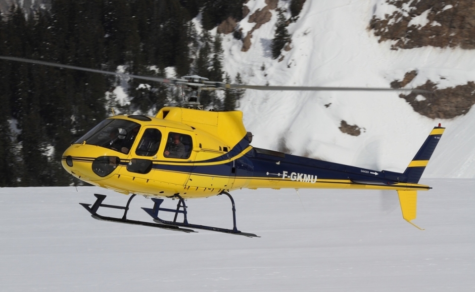  Despega para su salto en paracaídas en el 66