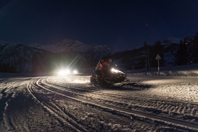  Conduzca la moto de nieve por la noche
