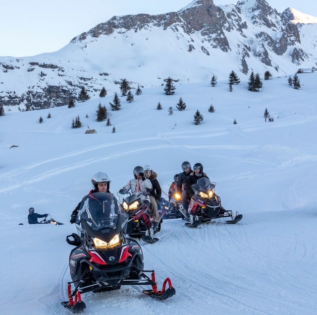  Encuentro en Courchevel para un paseo privado en moto de nieve 