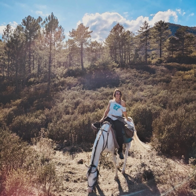  Realizar una actividad ecuestre para principiantes en Corte