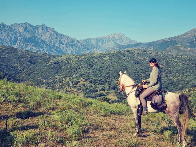  Visita la región a caballo 