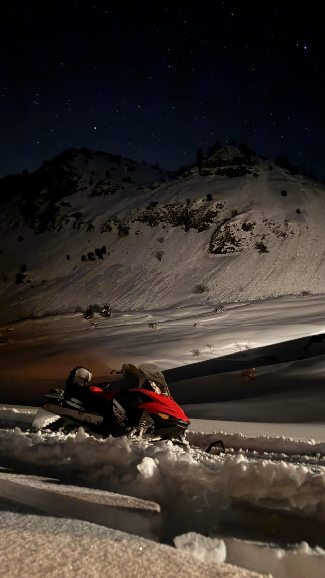  Moto de nieve de noche 