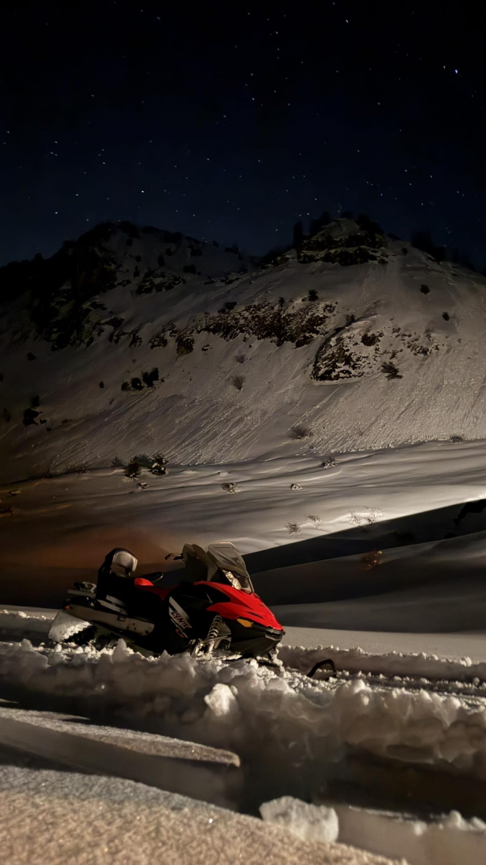  Moto de nieve de noche 