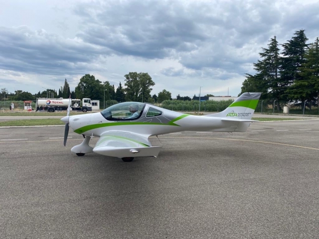  Aviones ultraligeros despegando 
