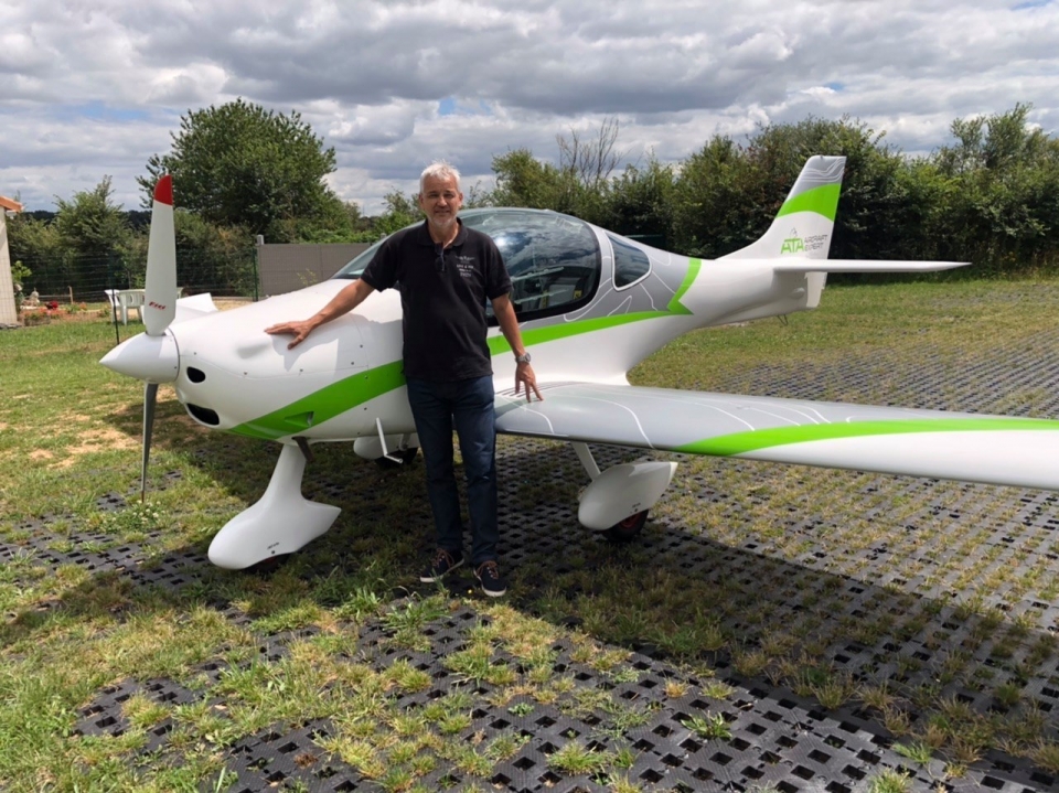  Piloto al lado del ULM 