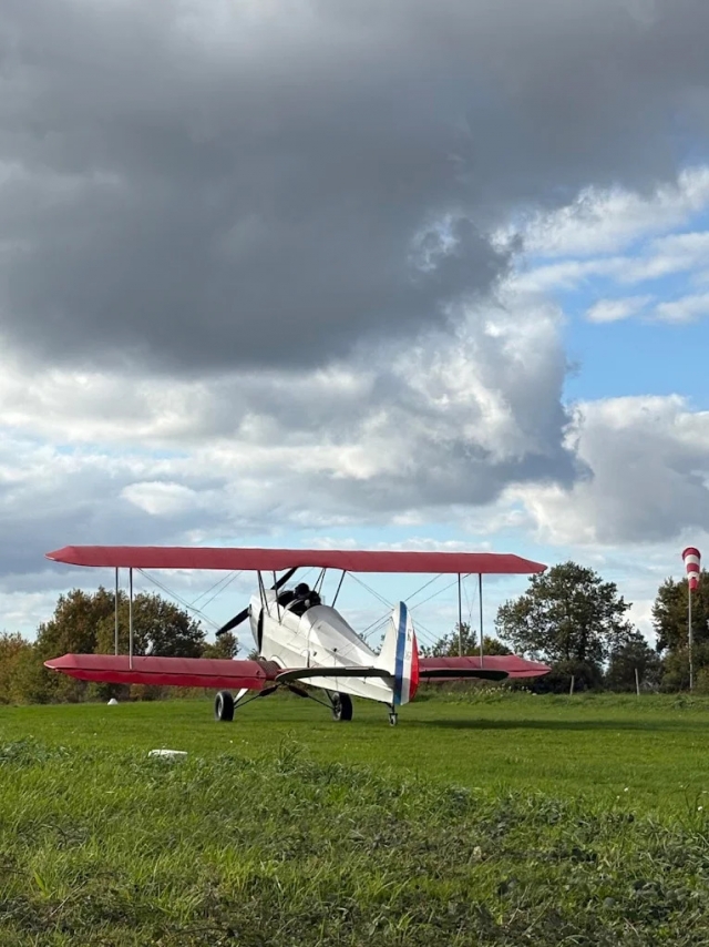  Sobrevolando las montañas a bordo de un avión biplaza retro 
