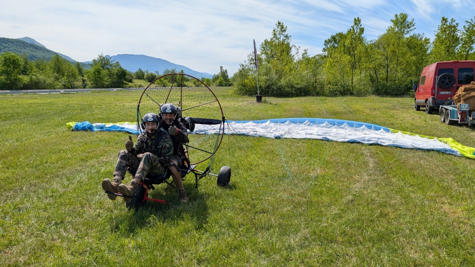  Desplegando el paramotor para el despegue
