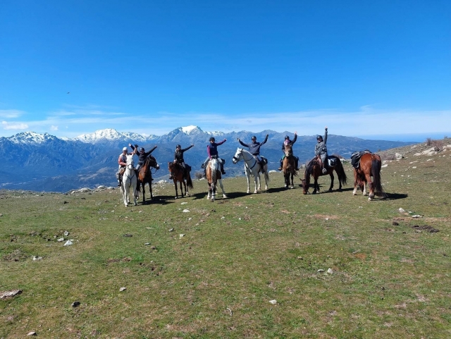  Pbaños a caballo en Córcega