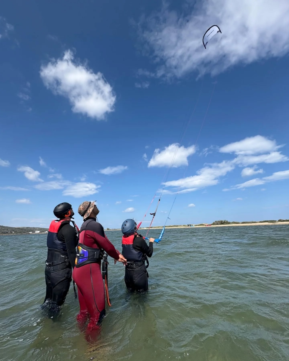  Disfruta de una sesión de kitesurf en las aguas del lago La Palme 
