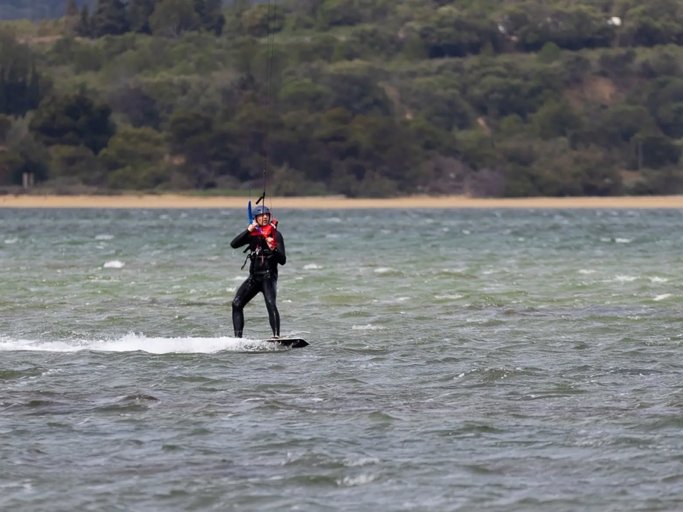 Disfruta de una clase de kitesurf en el lago La Palme 