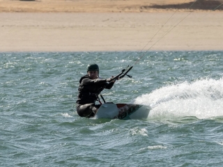 Lección privada de kitesurf en el lago La Palme 2 horas