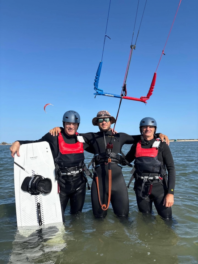  Navega con su tabla de kitesurf 