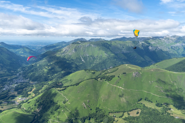  Parapentes sobre los pastos de verano del valle de Aspe 