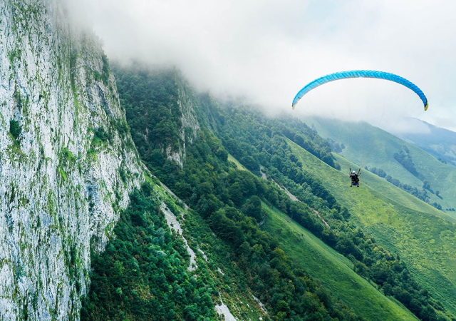  Vuelo térmico bajo las nubes, de cara a la pared 