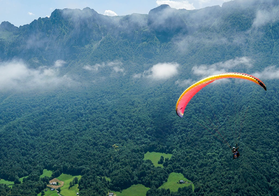  Paseo sobre los bosques del valle de Aspe antes de las acrobacias 