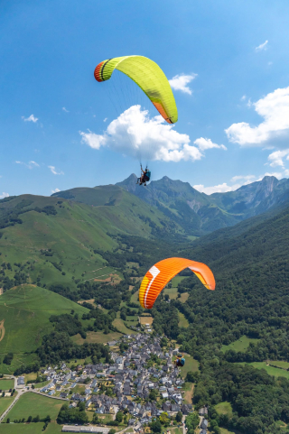 Iniciación al pilotaje VIP en parapente biplaza en Accous, 30 min
