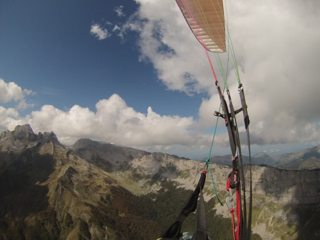  Los mandos del parapente vistos desde el arnés 