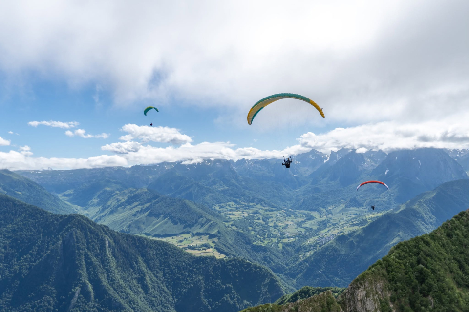  Vuelo sobre el valle, bajo las nubes 
