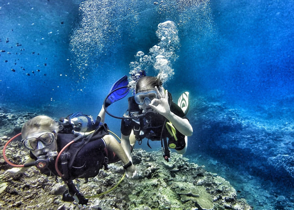  Una señal de que todo está bien, bajo el agua con el instructor 