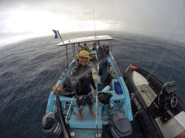  Travesía en barco bajo un cielo nublado