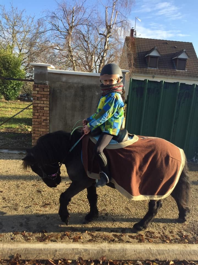  Pequeño jinete sobre su pony, con la manta