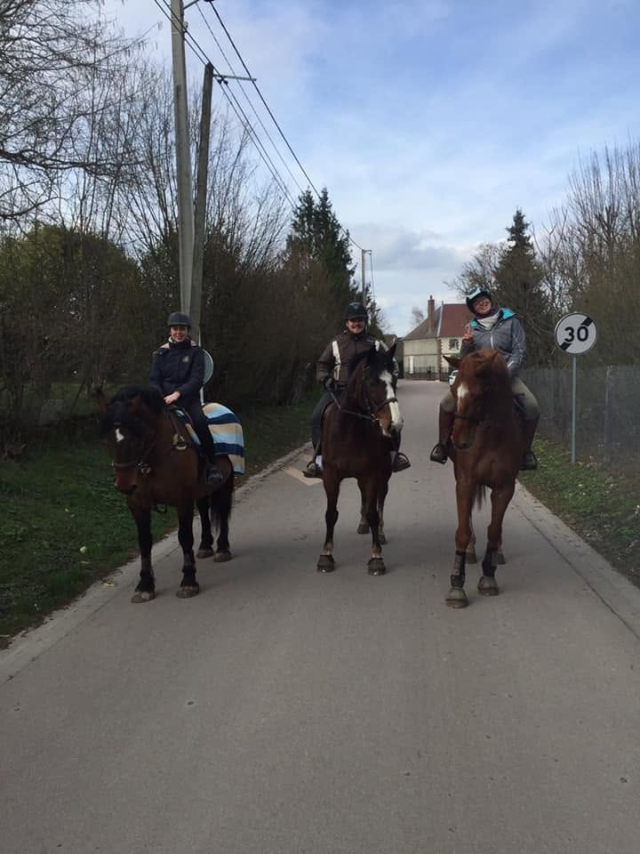  Tres jinetes en un camino pequeño 