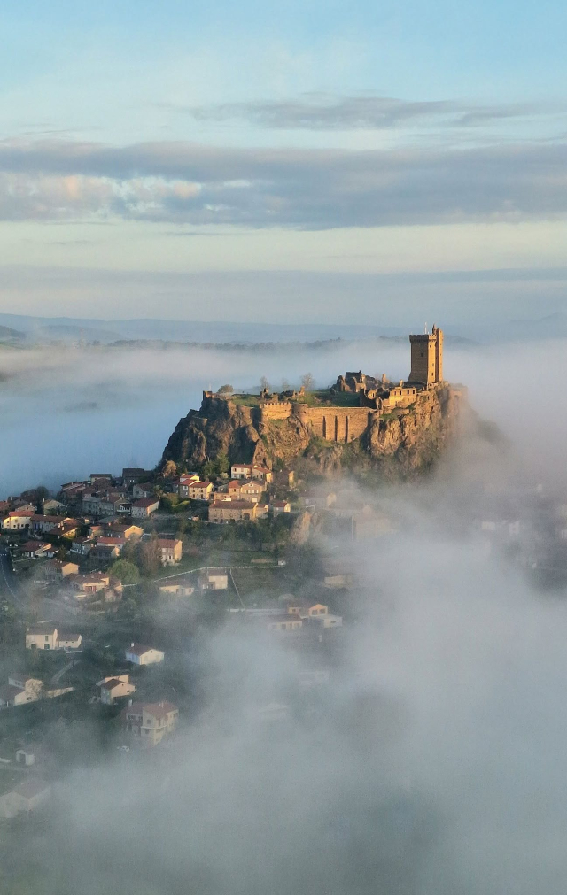  La fortaleza de Polignac bajo la niebla de la mañana 