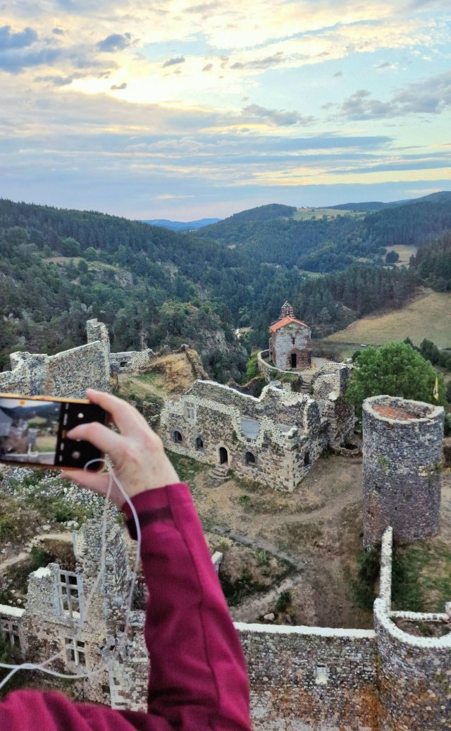  Un pasajero fotografía un castillo desde la góndola 