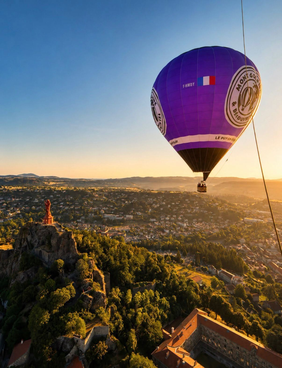 Globo aerostático al amanecer sobre Puy-en-Velay 