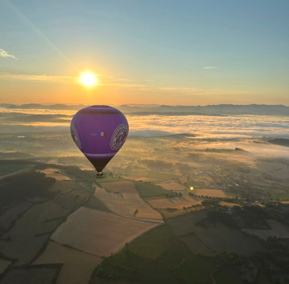  El globo al amanecer, sobre la niebla 
