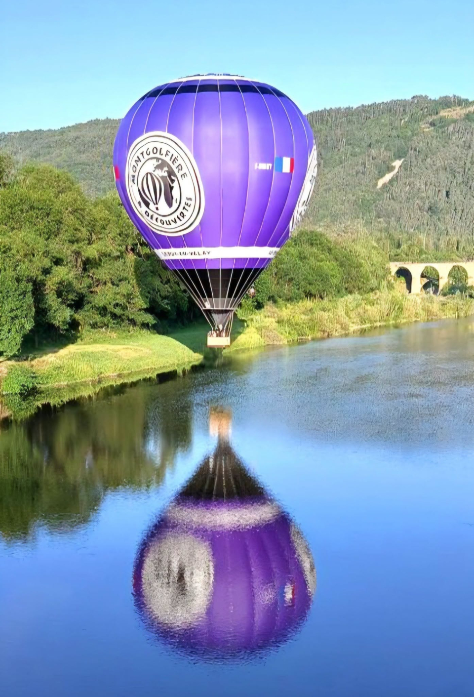  El globo y su reflejo en el río 