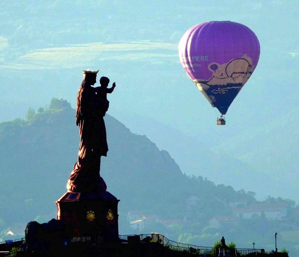  La estatua de Notre-Dame-de-France y el globo aerostático 