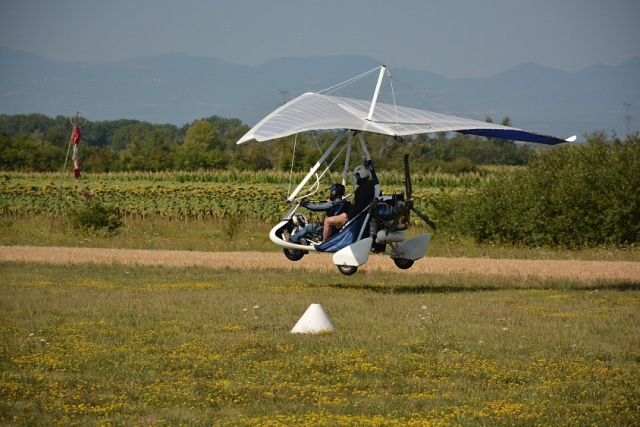  El ULM aterrizando en la pista de hierba