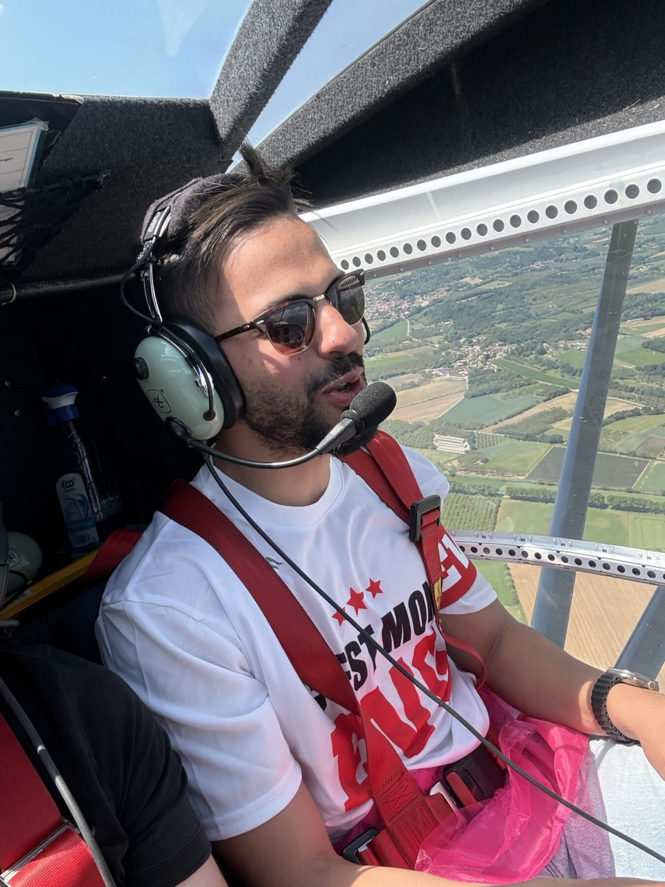 Un participante en el asiento del piloto 