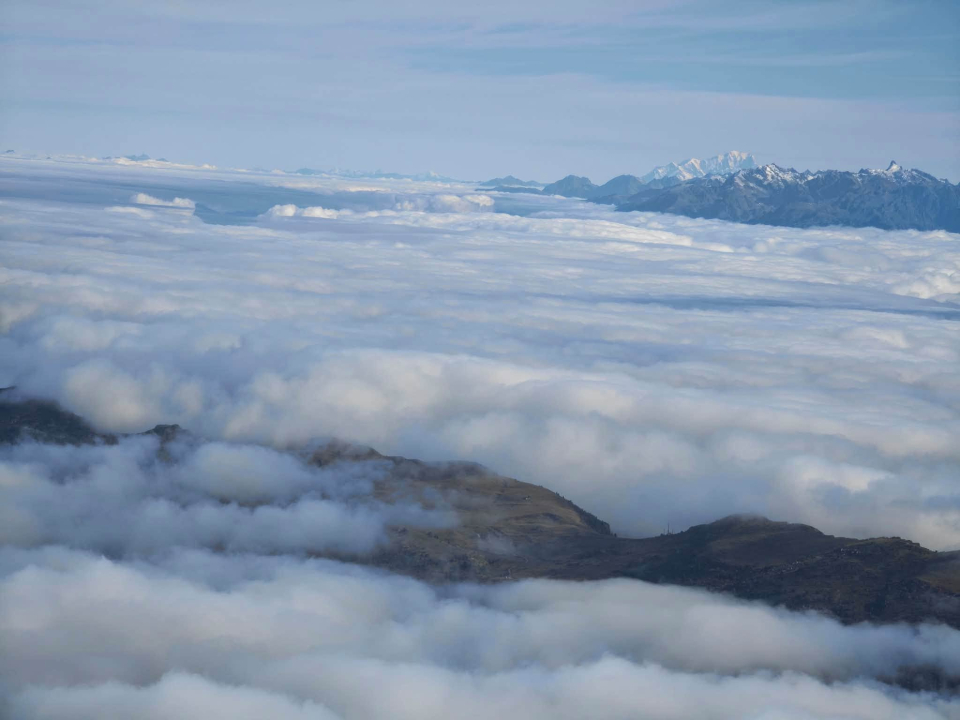  En vuelo sobre el mar de nubes 