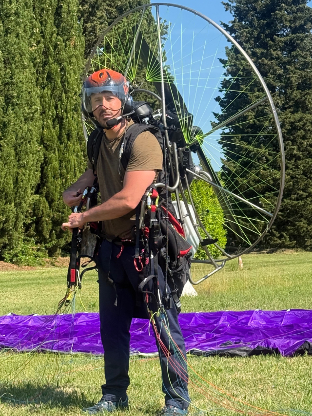  Un piloto equipado con su paramotor 