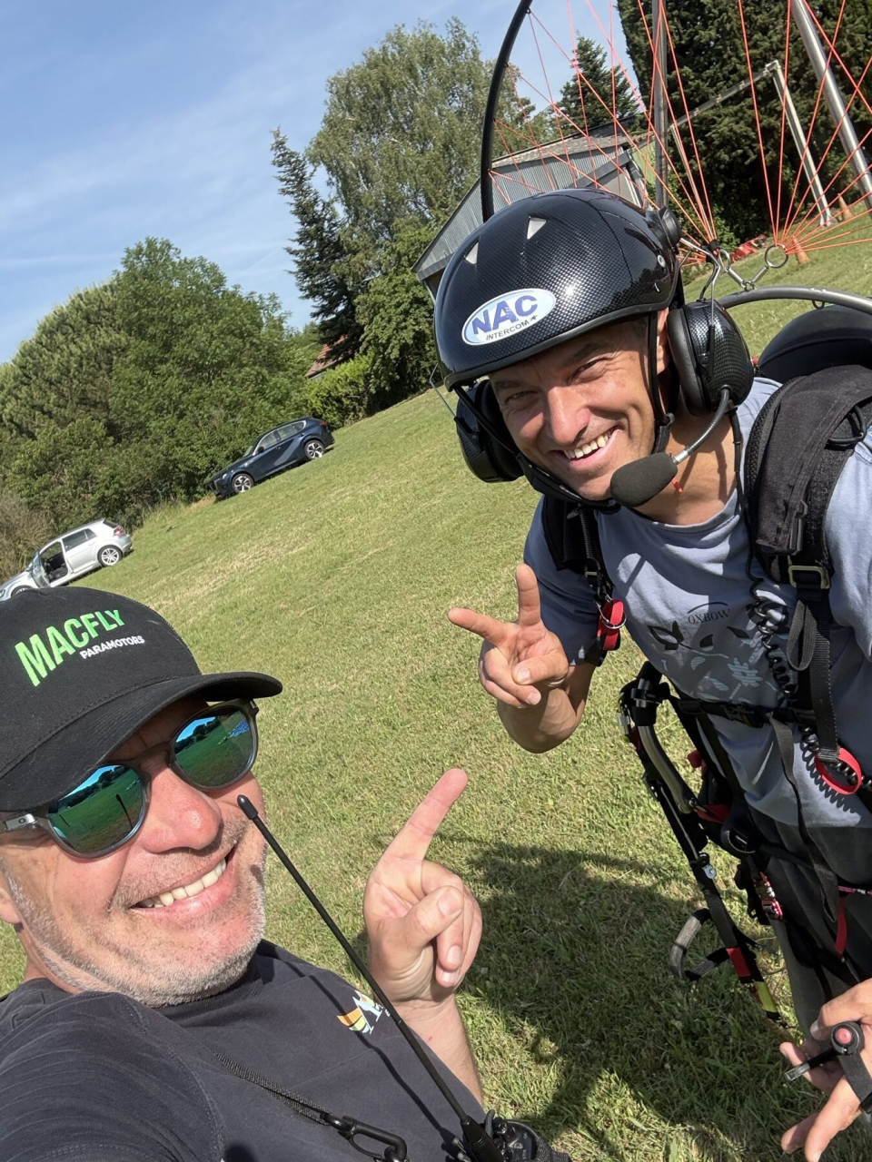  Buen humor antes de un vuelo en paramotor 