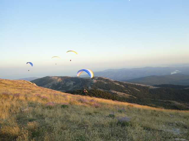  Parapentes a la luz del atardecer