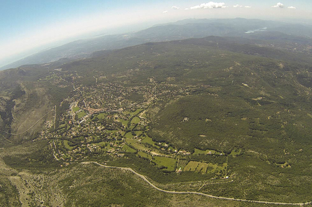  El valle y el pueblo desde el parapente 