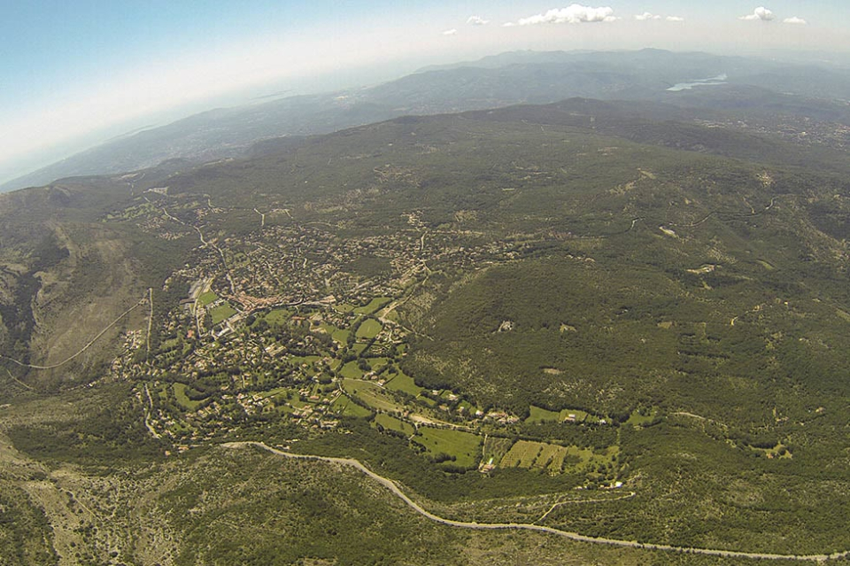  El valle y el pueblo desde el parapente 