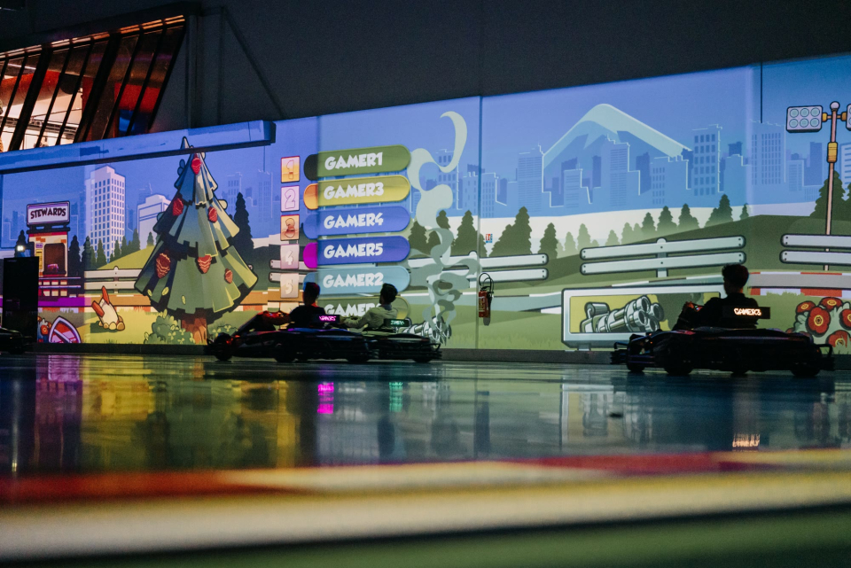 La pista BattleKart, con el juego proyectado en el departamento 